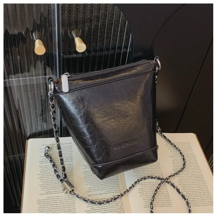 Women's Red Chain Shoulder Bag 2024 New Style — feature 27