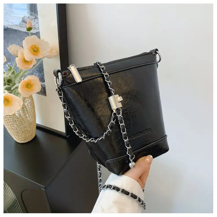 Women's Red Chain Shoulder Bag 2024 New Style — feature 31