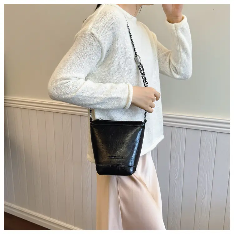 Women's Red Chain Shoulder Bag 2024 New Style — feature 9