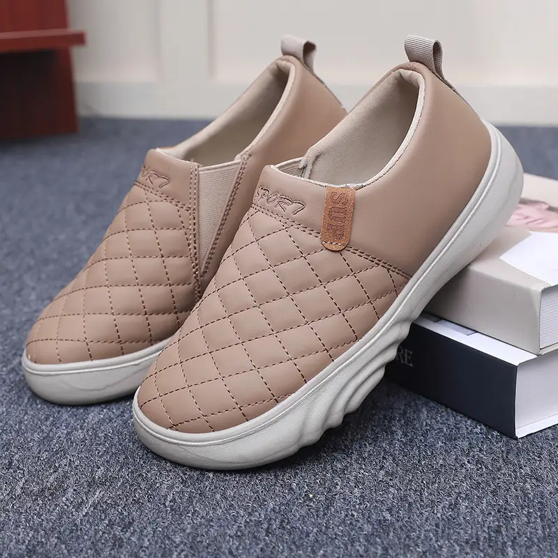 Old Beijing Cloth Shoes for Women in Autum New Flats Non-Slip Thick Sole Leather Fashion Casual Mom Shoes Upper Bag Beanie Shoes