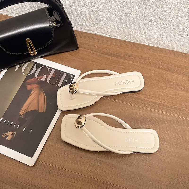 2024 New Internet Celebrity Hot Style Sandals Flat Buckle Non-slip Casual Summer Easiest for Match Beach Flip Flops Trendy — feature 3