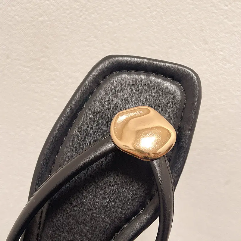 2024 New Internet Celebrity Hot Style Sandals Flat Buckle Non-slip Casual Summer Easiest for Match Beach Flip Flops Trendy — feature 4