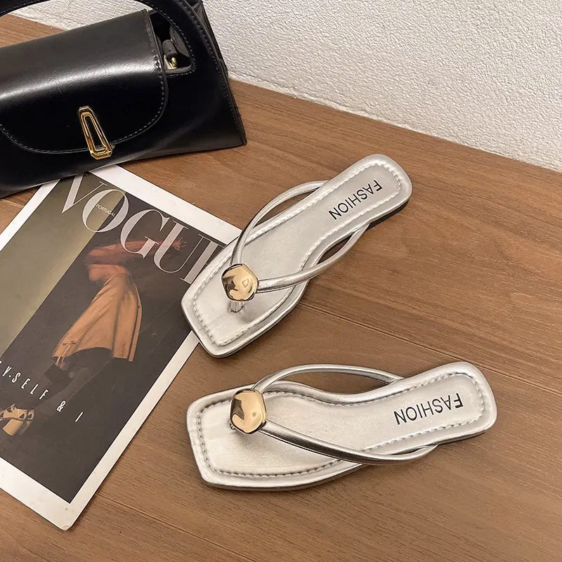 2024 New Internet Celebrity Hot Style Sandals Flat Buckle Non-slip Casual Summer Easiest for Match Beach Flip Flops Trendy