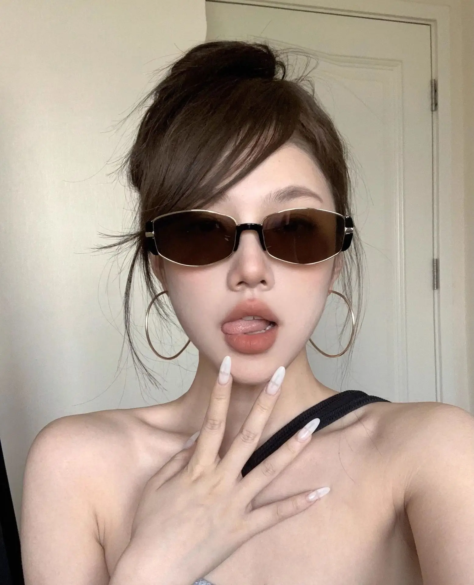 Women's Cat's Eye Sunglasses Black Round Face Slimming — feature 4