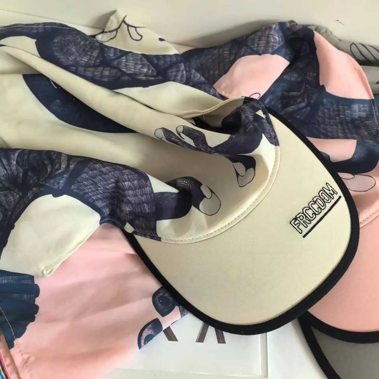 Kids Korean Letter Sun Hat with Printed Strap — feature 2