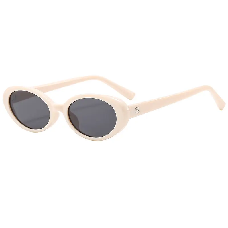 Green Retro Oval Sunglasses for Women - Image 2