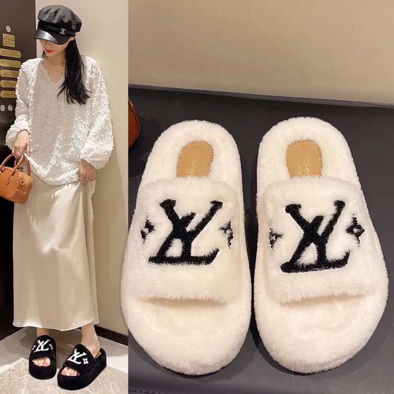 Trendy Thick-Soled Furry Slippers for Women, Suitable for Outdoor Wear, New Fashion Comfortable Letter-Patterned Cotton Slippers for Women, Autumn and Winter 2025