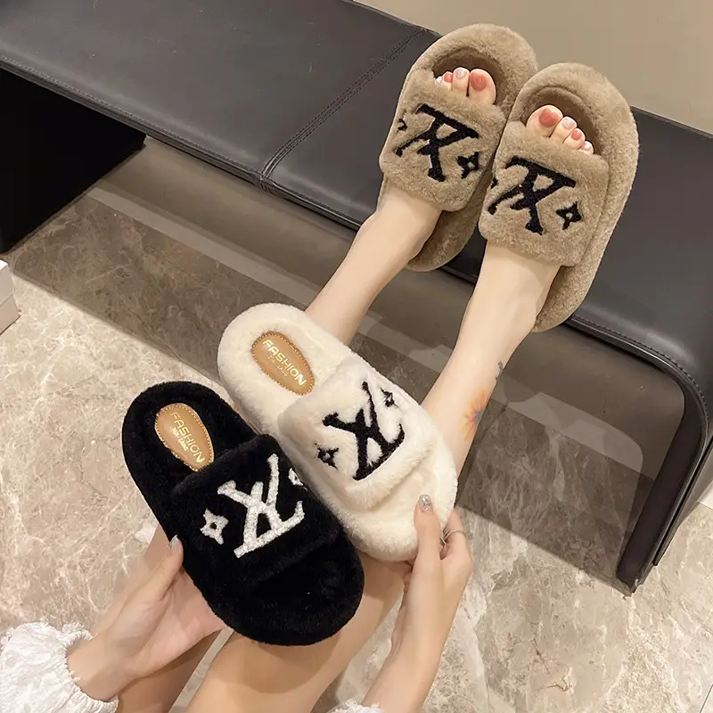Trendy Thick-Soled Furry Slippers for Women, Suitable for Outdoor Wear, New Fashion Comfortable Letter-Patterned Cotton Slippers for Women, Autumn and Winter 2025