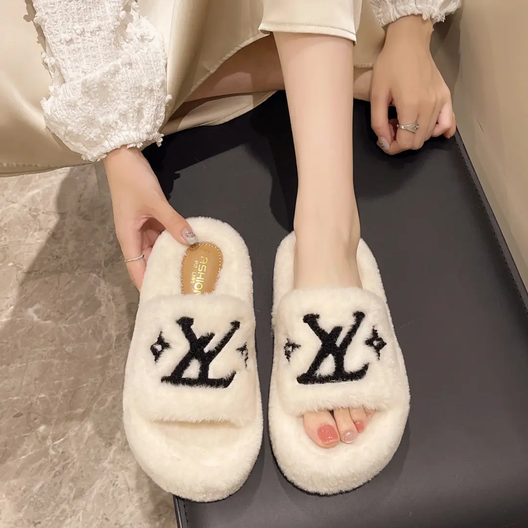 Trendy Thick-Soled Furry Slippers for Women, Suitable for Outdoor Wear, New Fashion Comfortable Letter-Patterned Cotton Slippers for Women, Autumn and Winter 2025