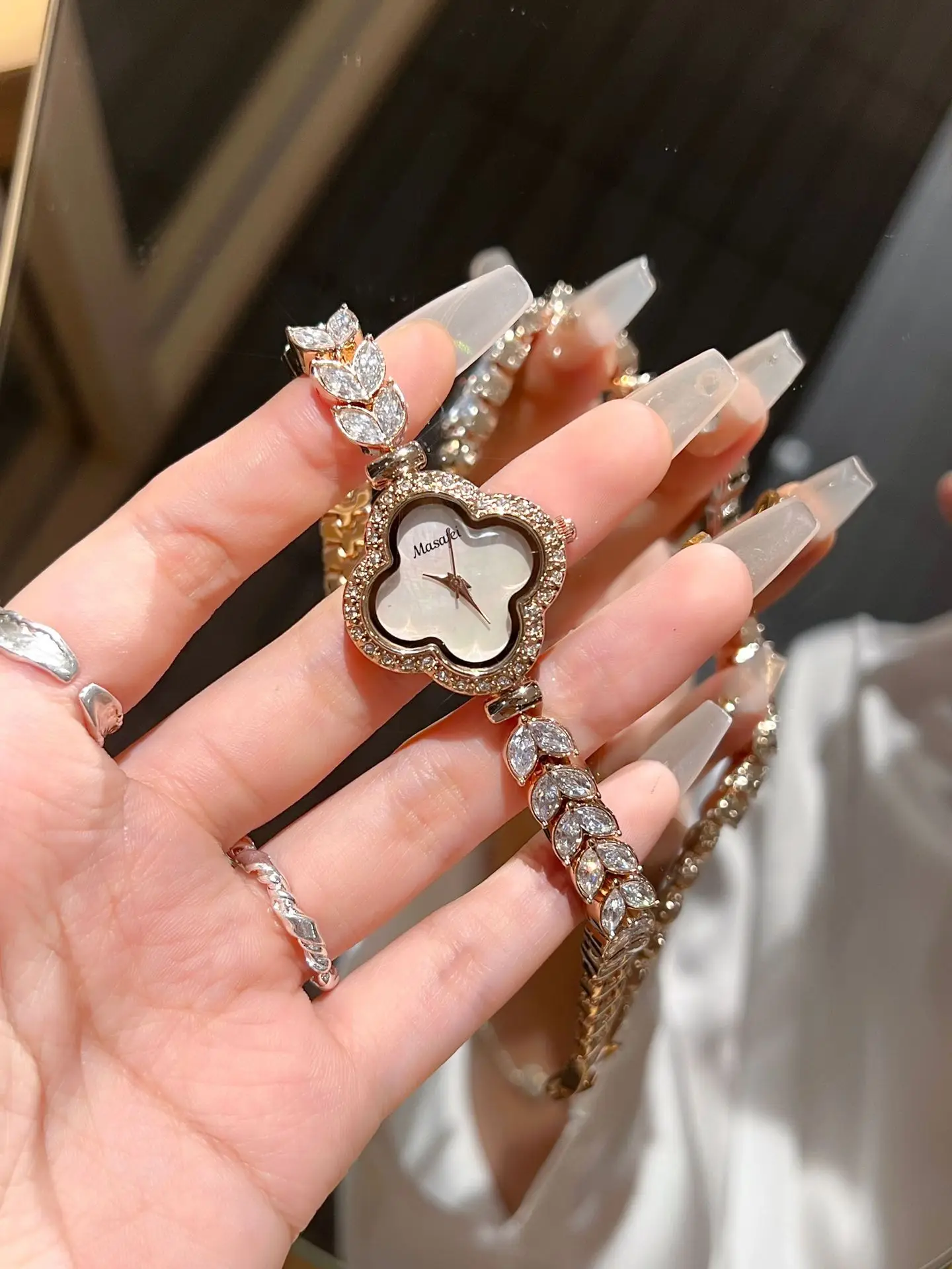 Women's Four Leaf Clover Rhinestone Watch Waterproof Quartz — feature 1