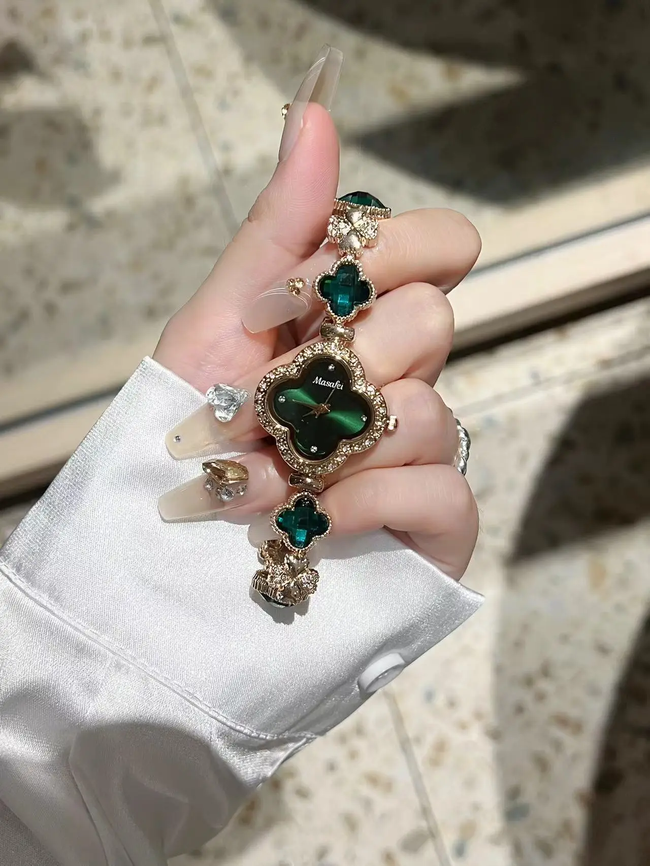 Women's Four Leaf Clover Rhinestone Watch Waterproof Quartz — feature 3