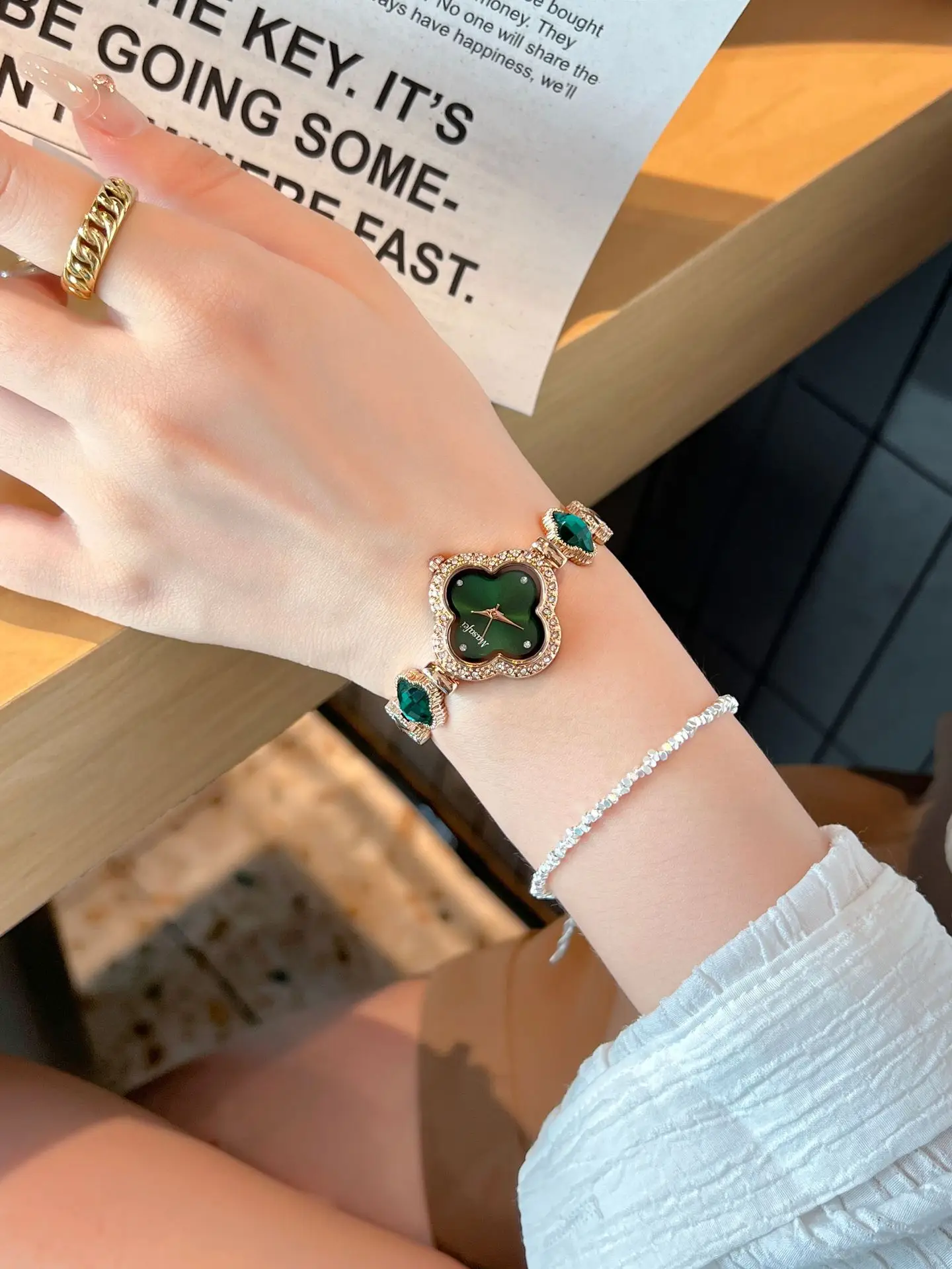 Women's Four Leaf Clover Rhinestone Watch Waterproof Quartz — feature 7