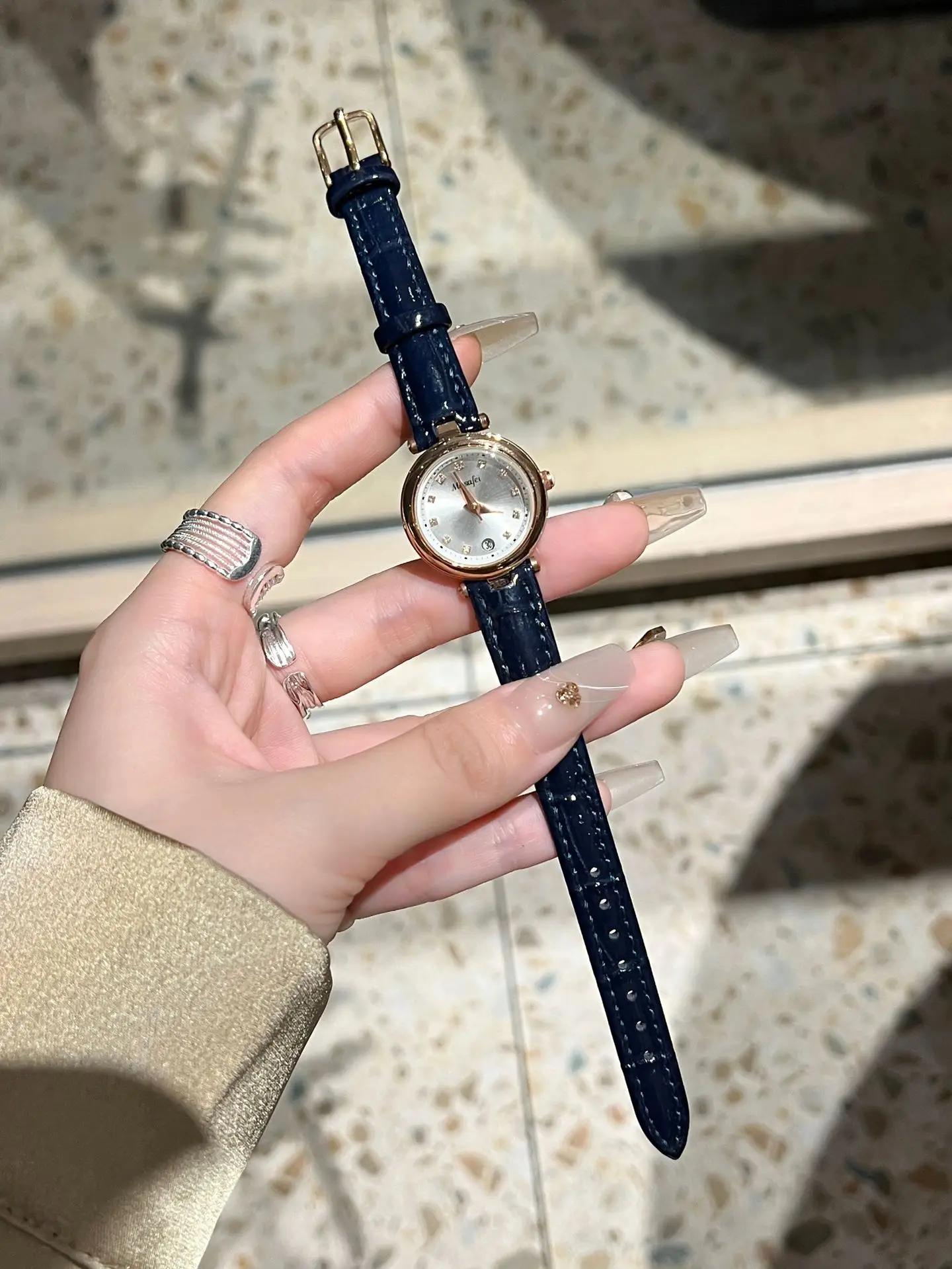 Women's Waterproof Quartz Watch 30m Luminous Gold Dial — feature 1