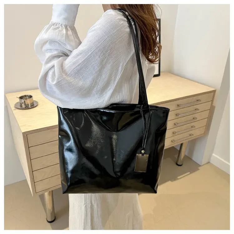 Gold Laser Shoulder Tote Bag Large Capacity 2024 — feature 17