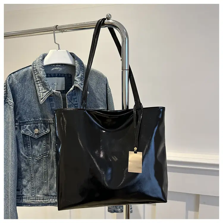 Gold Laser Shoulder Tote Bag Large Capacity 2024 — feature 29