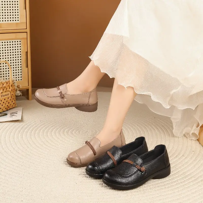 Soft-Soled, Soft-Surface Mom Shoes, Elegant Large-Size Women's Shoes, Summer Breathable and Comfortable Flat-Soled Shoes That Don'T Tire Your Feet, Slip-On Shoes for Women - Image 4