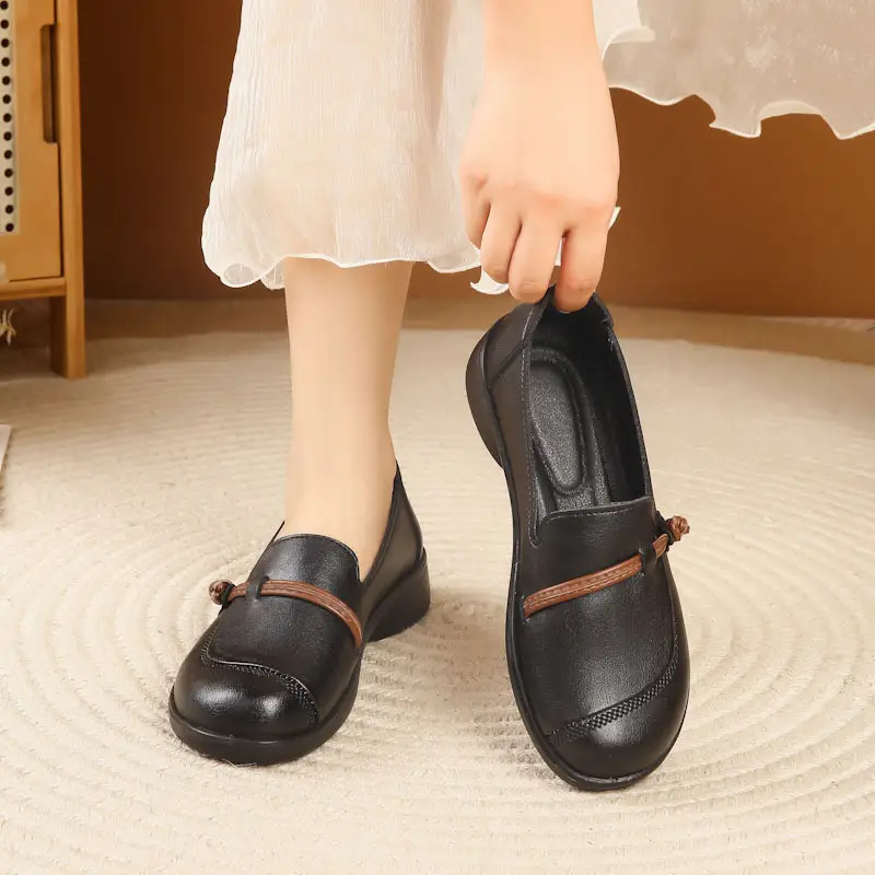 Soft-Soled, Soft-Surface Mom Shoes, Elegant Large-Size Women's Shoes, Summer Breathable and Comfortable Flat-Soled Shoes That Don'T Tire Your Feet, Slip-On Shoes for Women - Image 5