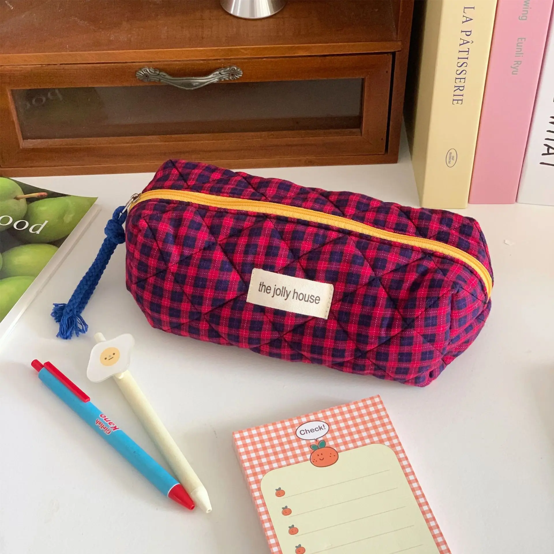 Pink Quilted Cosmetic Bag for Women Large Capacity Travel Bag — feature 13