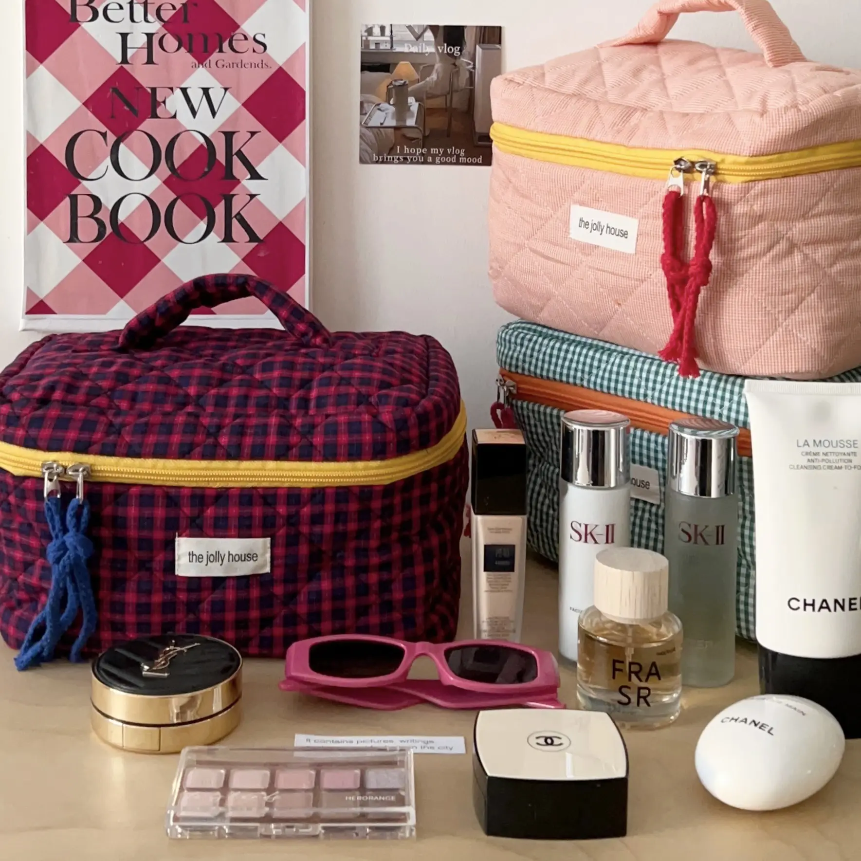 Pink Quilted Cosmetic Bag for Women Large Capacity Travel Bag — feature 4