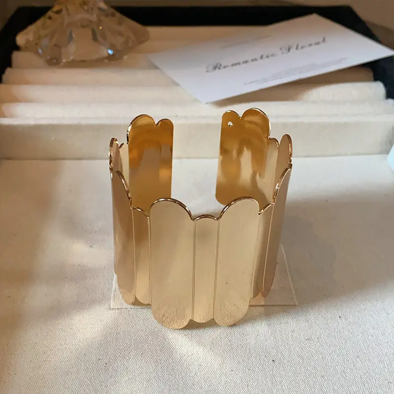 Metal Glow Open Bracelet Arm Ring Niche Design High-end Bracelet Women's Arm Bracelet Arm Bracelet Decoration Accessories — feature 5