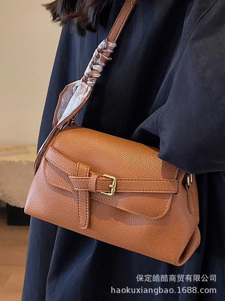 Women's Brown Leather Crossbody Bag with Gold Clasp - Image 3