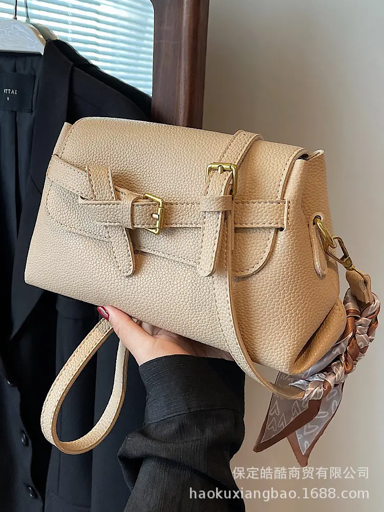 Women's Brown Leather Crossbody Bag with Gold Clasp - Image 4