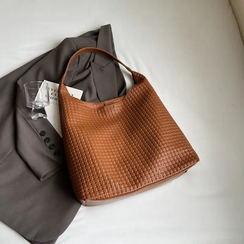 Women's Large Capacity Brown Retro Commuter Tote Bag - Image 2