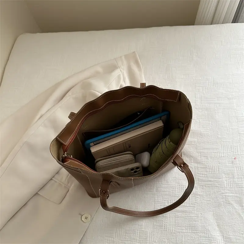 Women's Large Capacity Brown Leather Tote Bag - Image 6