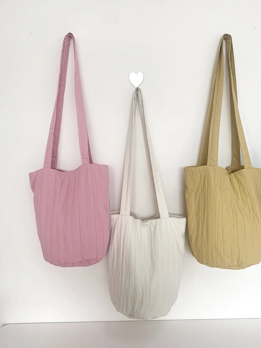 Women's Striped Pleated Nylon Bucket Bag One Shoulder — feature 7