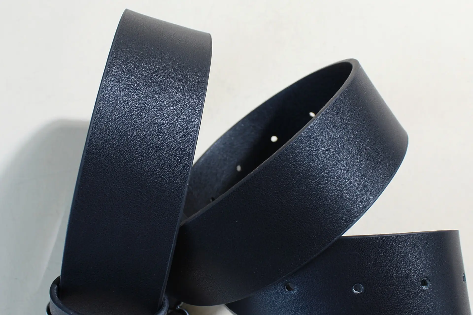 Women's Black Sapphire Belt with Oval Buckle Design — feature 9