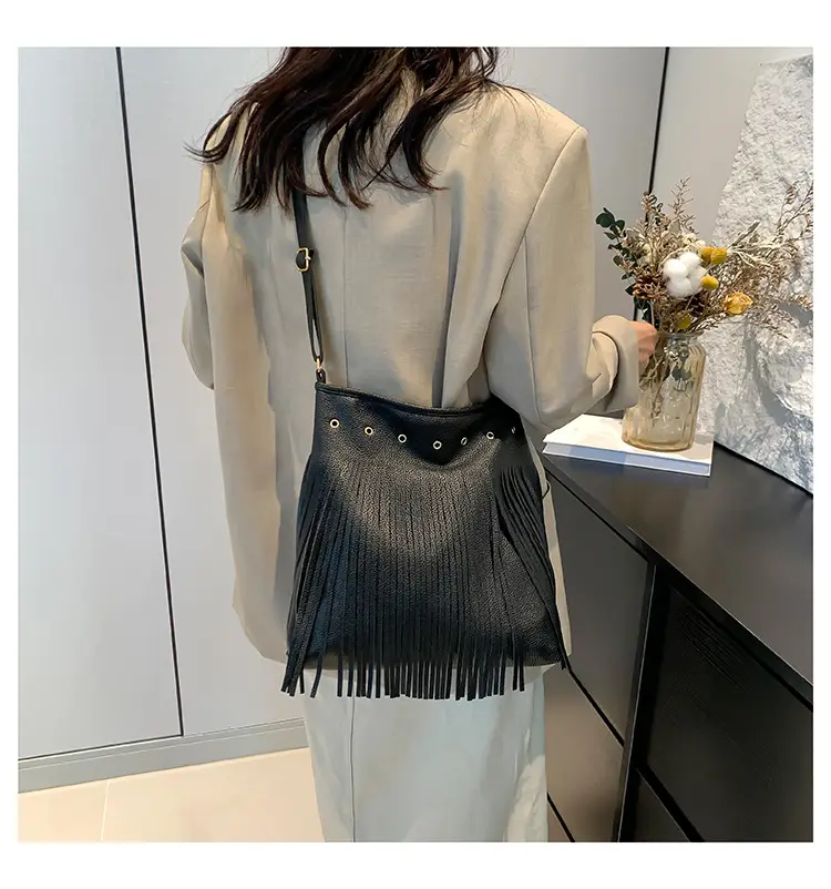 White Fringe Shoulder Bag for Women 2024 — feature 18