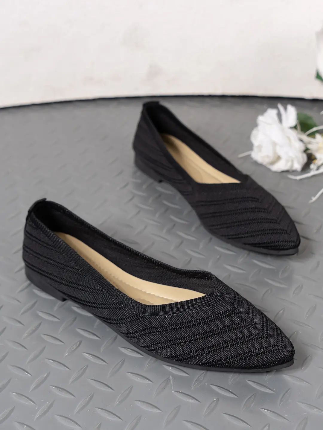 Pointed Toe Shallow Mouth Flats for Women 2025 Summer Women's Shoes Spring Breathable Flats Shoes Large Size Knitted Beanie Shoes Casual and Versatile — feature 4