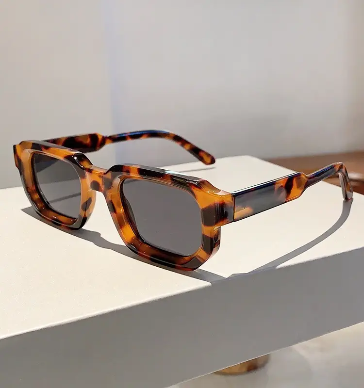 Women's Gray Tortoise Shell Sunglasses Square Frame — feature 6