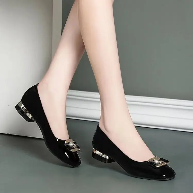 Soft bottom shallow mouth square toe shoes 2024 spring and autumn new all-match comfortable non-slip fashion work small leather shoes