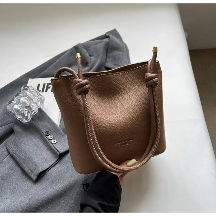 2024 New Fashion Shoulder Bucket Bag Western Style - Image 3