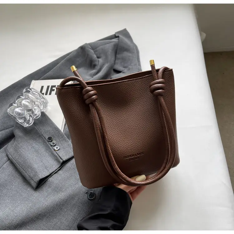 2024 New Fashion Shoulder Bucket Bag Western Style - Image 4
