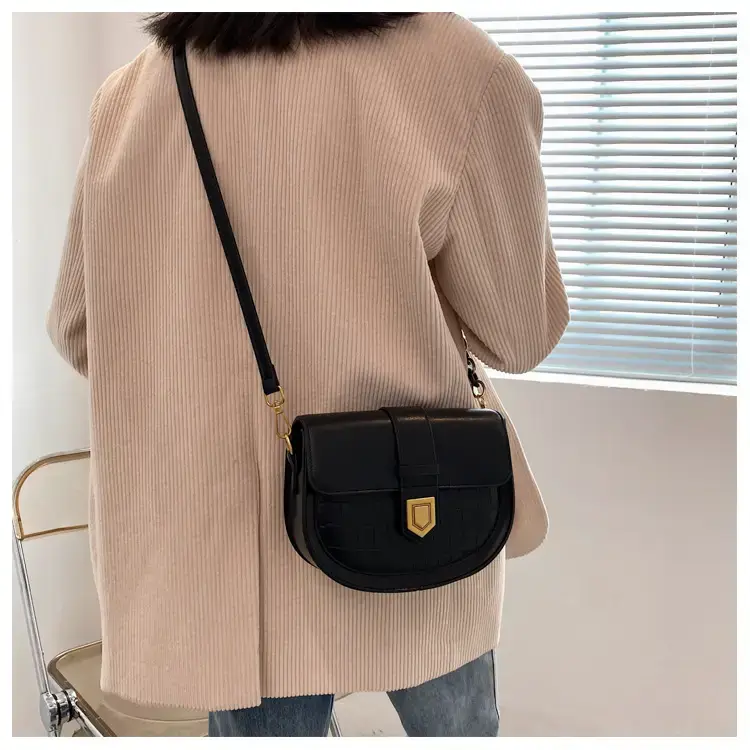Women's Cream Crossbody Bag with Chain Strap — feature 12