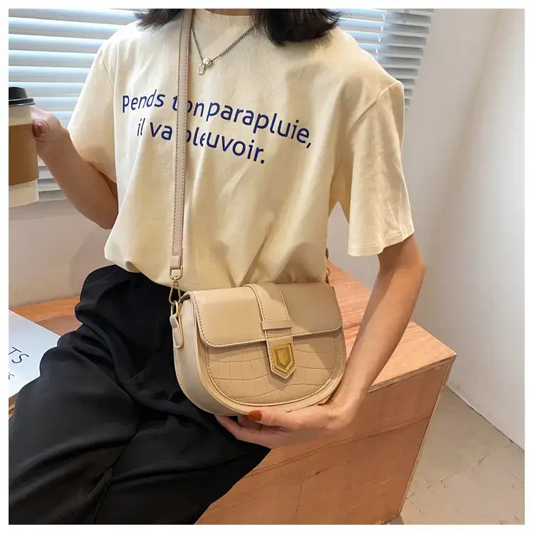 Women's Cream Crossbody Bag with Chain Strap — feature 15