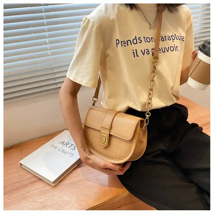 Women's Cream Crossbody Bag with Chain Strap — feature 18