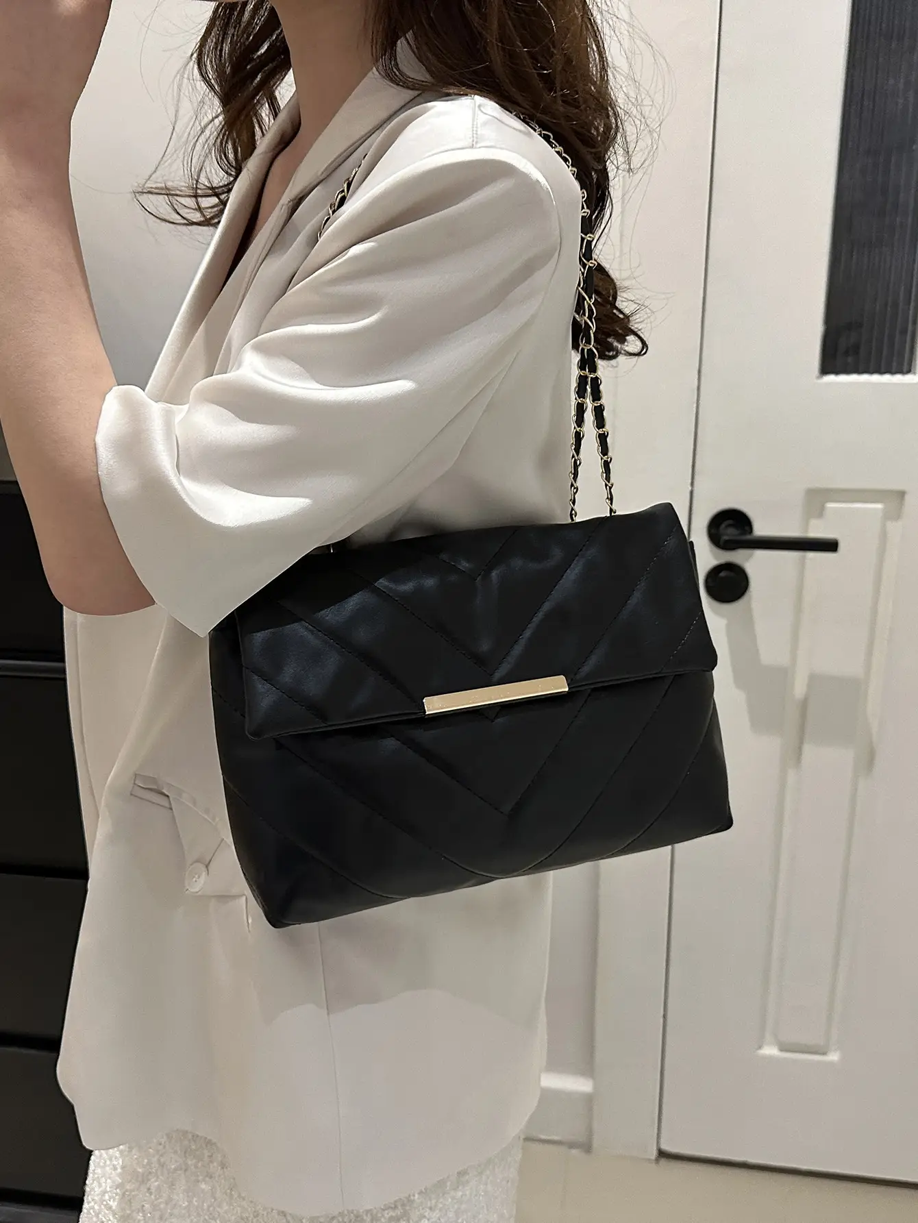 Black Diamond Plaid Chain Shoulder Bag for Women - Image 6