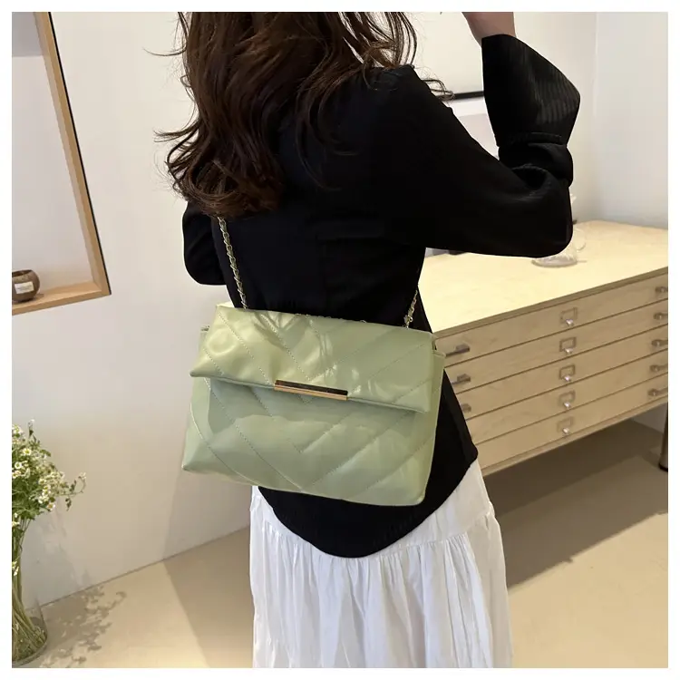 Black Diamond Plaid Chain Shoulder Bag for Women — feature 11