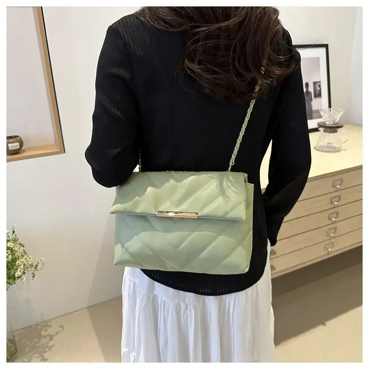 Black Diamond Plaid Chain Shoulder Bag for Women — feature 12