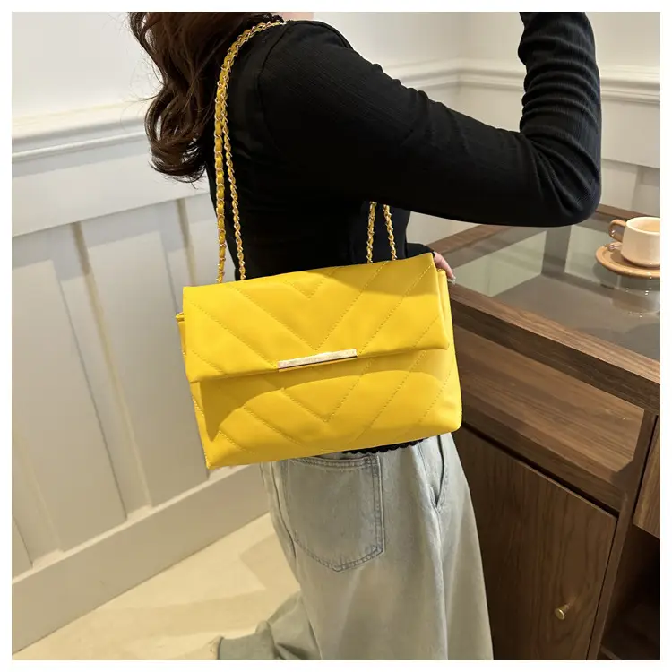 Black Diamond Plaid Chain Shoulder Bag for Women — feature 17