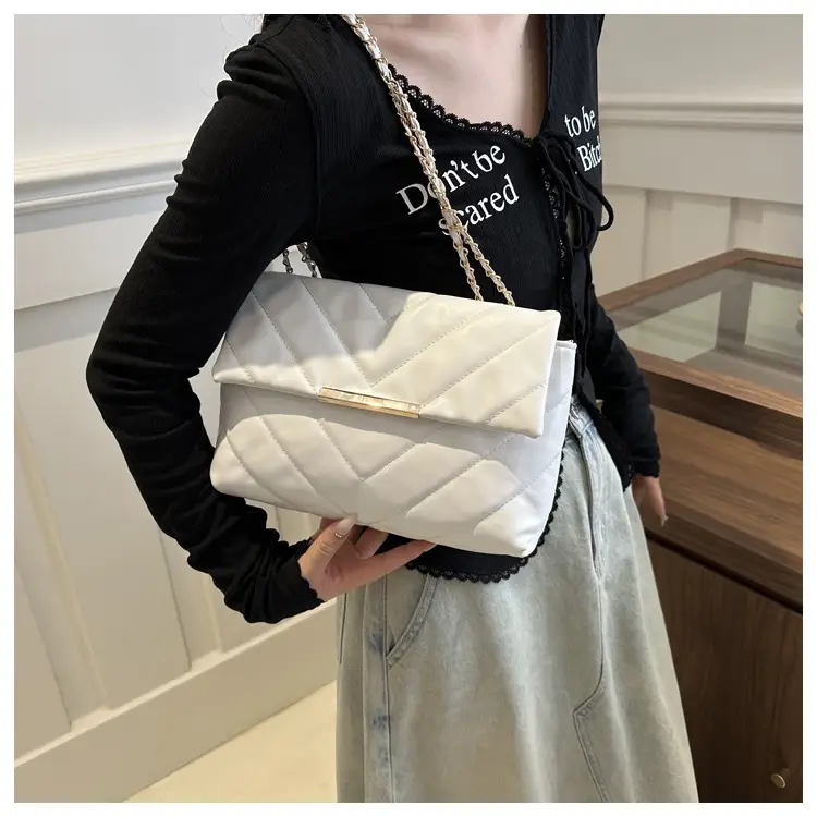 Black Diamond Plaid Chain Shoulder Bag for Women — feature 7