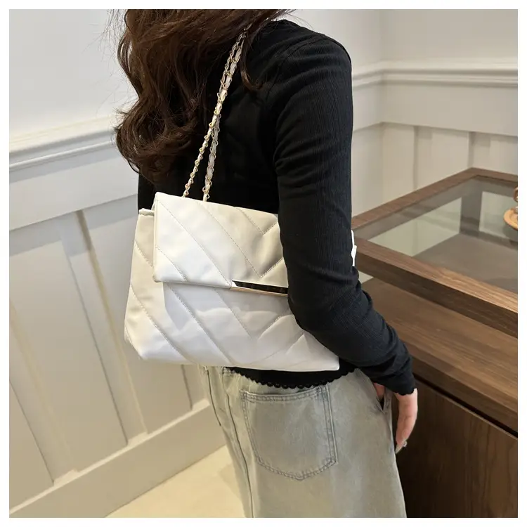 Black Diamond Plaid Chain Shoulder Bag for Women — feature 8