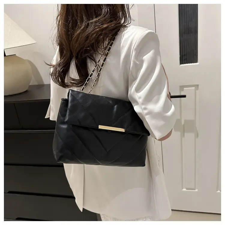 Black Diamond Plaid Chain Shoulder Bag for Women — feature 9