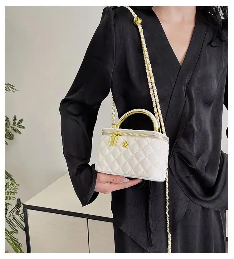 Black Rhombic Chain Shoulder Bag for Women — feature 10