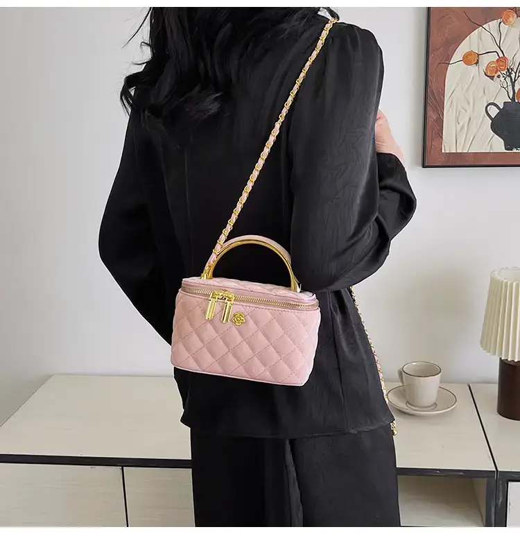 Black Rhombic Chain Shoulder Bag for Women — feature 41