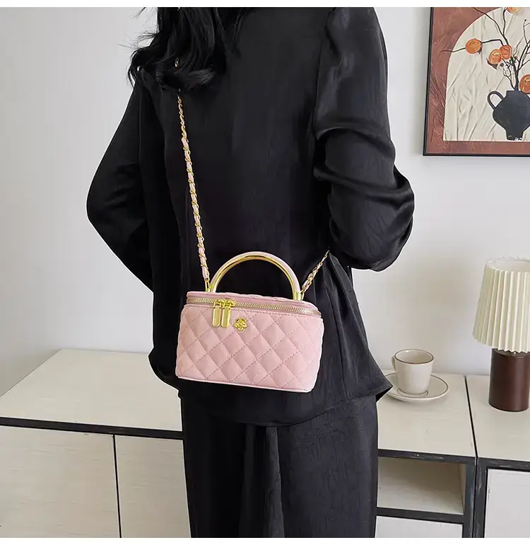 Black Rhombic Chain Shoulder Bag for Women — feature 44