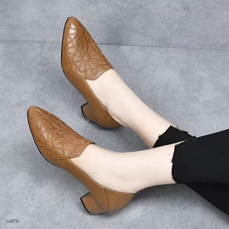 Soft-soled Pointed Single-layer Shoes Women's Mid-heel 2024 Autumn New Arrival Embroidered Commuter Women's Shoes Comfortable Thick-heel Soft Leather Moms Shoes — feature 3